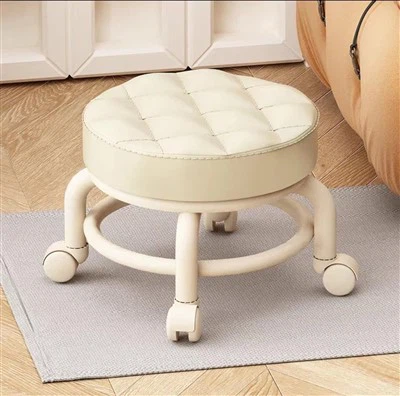 Pohodlná malá stolička s univerzálnym kolesom